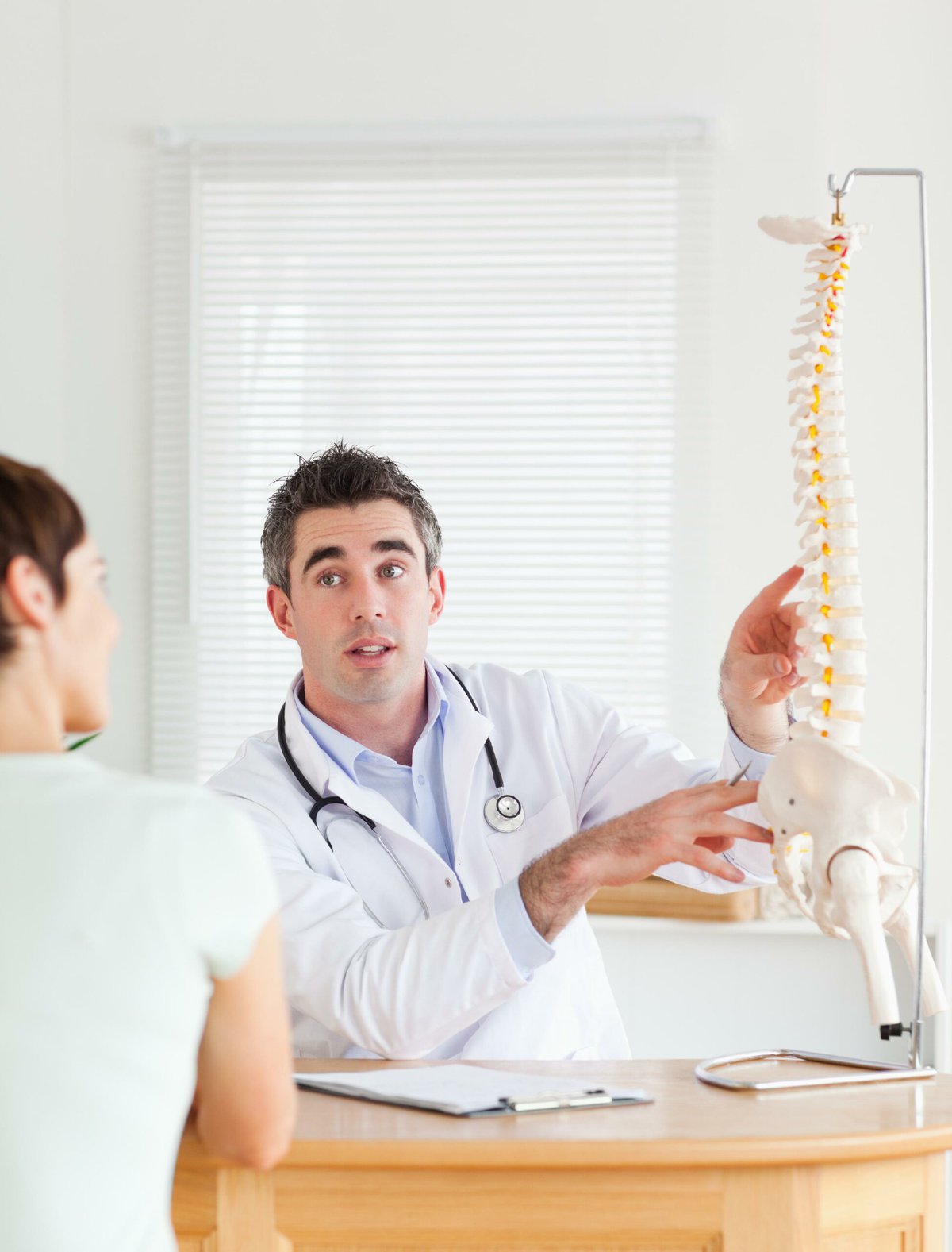 Imagen de un médico sosteniendo un esqueleto. Los accidentes que provocan lesiones cerebrales y de la columna vertebral pueden alterar la vida y ser devastadores. Encontrar al abogado adecuado para llevar su caso es crucial para recibir la compensación y el apoyo adecuados. Lidiar con las secuelas de una lesión cerebral o de la columna vertebral es abrumador. Sin orientación legal experta, es posible que no obtenga la compensación que merece, dejándole financieramente agobiado e incapaz de acceder a la atención médica y el apoyo necesarios. No busque más allá de R&G Personal Injury Lawyers, los mejores abogados de lesiones cerebrales y de columna cerca de usted. Nuestro equipo de abogados experimentados entiende las complejidades de estos casos y luchará incansablemente para proteger sus derechos. Nos dedicamos a conseguir la máxima indemnización por sus lesiones, garantizándole el acceso a una atención médica de máxima calidad, servicios de rehabilitación y estabilidad financiera durante su proceso de recuperación. Confíe en R&G Personal Injury Lawyers para ser su defensor en estos momentos difíciles. Póngase en contacto con nosotros hoy mismo para una consulta gratuita.