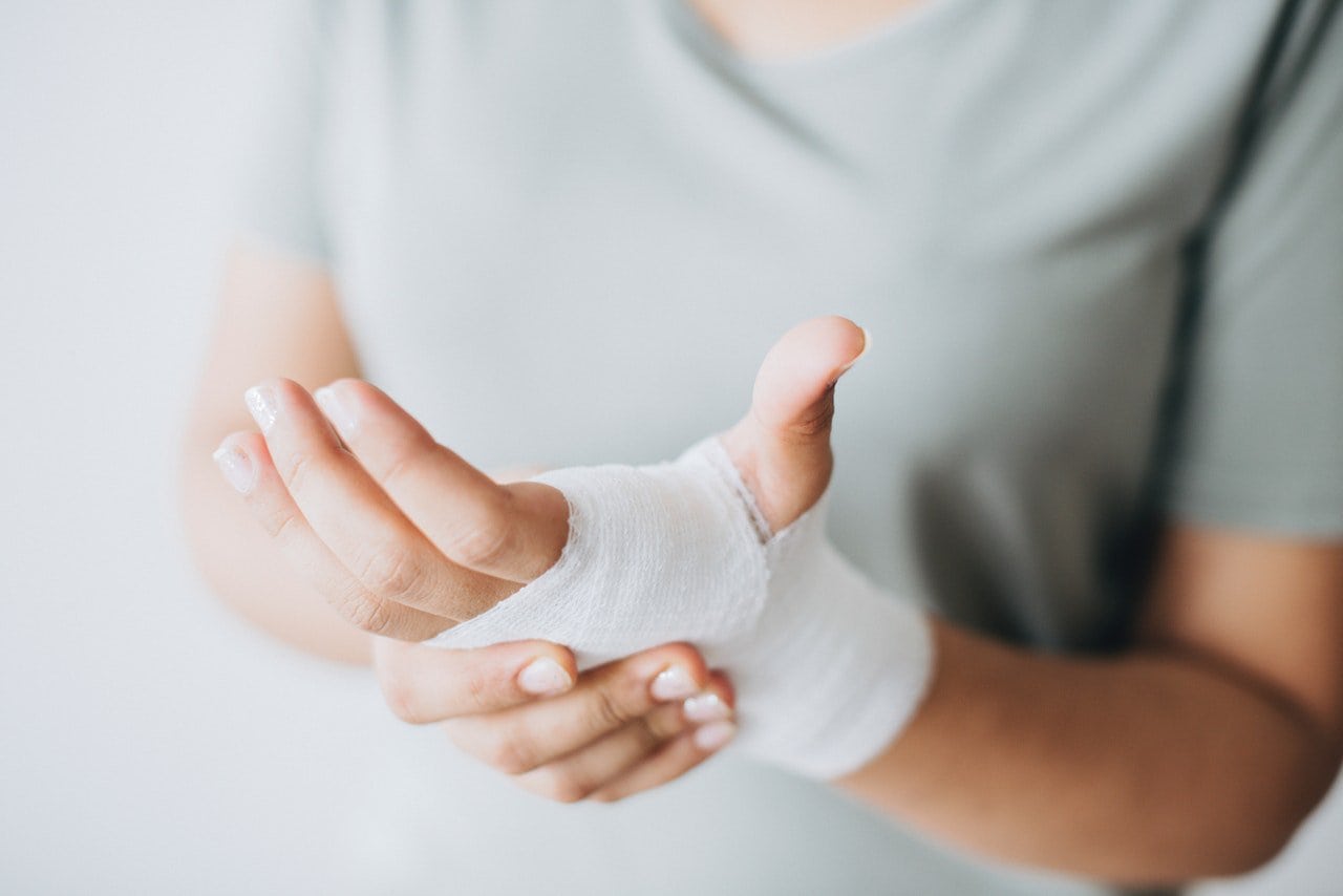Imagen de una mano con vendaje. Ser víctima de una mordedura de perro puede ser una experiencia traumática y dolorosa. Las secuelas, las facturas médicas y los problemas legales pueden aumentar el estrés y la confusión. No deje que una mordedura de perro le arruine la vida. Tratar de navegar por el sistema legal por su cuenta puede ser abrumador, especialmente cuando usted'ya está lidiando con el dolor físico y emocional. R&G Personal Injury Lawyers está aquí para ayudarle en estos momentos difíciles. Nuestro experimentado equipo se especializa en casos de mordeduras de perro y conoce las complejidades de la ley de lesiones personales. Con nuestro asesoramiento experto, lucharemos por sus derechos y nos aseguraremos de que reciba la indemnización que merece por sus lesiones. Confíe en R&G Personal Injury Lawyers para ser su abogado dedicado mordedura de perro, para que pueda centrarse en la curación, mientras que manejamos su caso con cuidado y profesionalismo.