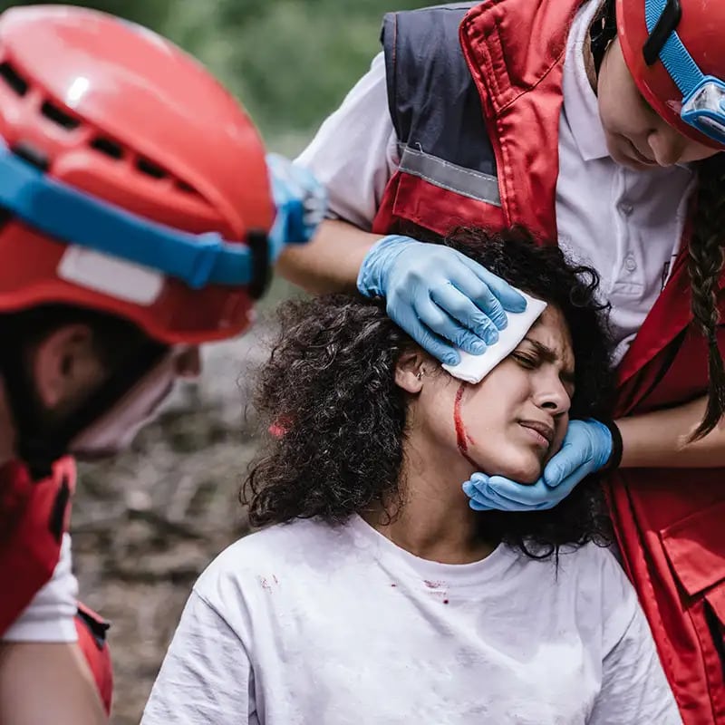 Imagen de una señora y los socorristas. Enfrentarse a una lesión cerebral o medular puede ser una de las experiencias más difíciles y devastadoras de la vida. Puede dejarle abrumado, sin saber qué hacer y necesitado de ayuda jurídica. Cuando se enfrenta a las secuelas de una lesión cerebral o de la columna vertebral, no puede permitirse el lujo de conformarse con nada menos que la mejor representación legal. Su bienestar futuro y su seguridad financiera están en juego, y merece contar con un equipo que comprenda las complejidades de su caso. En R&G Personal Injury Lawyers, somos los mejores abogados de lesiones cerebrales y de la columna vertebral cerca de usted. Con nuestra incomparable experiencia y compromiso con la justicia, lucharemos incansablemente para garantizar que usted reciba la compensación que merece. Nuestro equipo compasivo le guiará a través de cada paso del proceso legal, proporcionando el apoyo y la orientación que necesita durante este difícil momento. Confíe en R&G Personal Injury Lawyers para ser sus defensores dedicados, porque su recuperación es nuestra máxima prioridad.