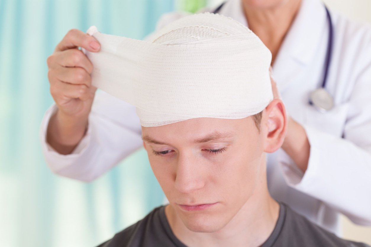 Imagen de un hombre quitándose el vendaje de la cabeza. Enfrentarse a una lesión cerebral traumática puede ser increíblemente abrumador. No sólo hay que recuperarse física y emocionalmente, sino que también hay que navegar por el complejo proceso legal para buscar justicia e indemnización. Las consecuencias de una lesión cerebral traumática pueden alterar la vida. Desde el aumento de las facturas médicas y la pérdida de salarios a las discapacidades a largo plazo y el trauma emocional, el impacto en su vida puede ser devastador. R&G Personal Injury Lawyers se especializa en ayudar a personas que, como usted, han sufrido lesiones cerebrales traumáticas. Con nuestra experiencia y compasión, lucharemos incansablemente para asegurar que usted reciba la justicia y la compensación que se merece. Nuestro equipo de abogados experimentados le guiará a través de cada paso del proceso legal, ofreciendo apoyo y asesoramiento de expertos en el camino. Confíe en R&G Personal Injury Lawyers para ser su defensor en su viaje hacia la recuperación.