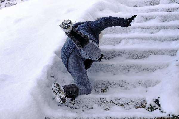 Imagen de un hombre cayendo en la nieve. Los accidentes ocurren, y cuando ocurren, pueden dejarle con lesiones inesperadas y facturas médicas crecientes. Los resbalones y las caídas son una causa común de lesiones personales, que a menudo provocan dolor físico, angustia emocional y cargas económicas. Imagínese resbalar en el suelo mojado de una tienda o tropezar en una acera irregular. El impacto repentino puede provocar fracturas óseas, esguinces o incluso lesiones en la cabeza. Además del dolor físico y el sufrimiento, es posible que se encuentre luchando para cubrir los gastos médicos mientras falta al trabajo. En R&G Personal Injury Lawyers estamos aquí para ayudarle a buscar justicia y obtener la indemnización que se merece. Nuestro experimentado equipo se especializa en casos de resbalones y caídas, proporcionando representación legal experta para garantizar la protección de sus derechos. Con nuestra ayuda, podrá responsabilizar a los propietarios negligentes de sus actos y recibir la ayuda financiera necesaria para su recuperación. Póngase en contacto con R&G Personal Injury Lawyers hoy y dar el primer paso hacia la curación y recuperar su vida.