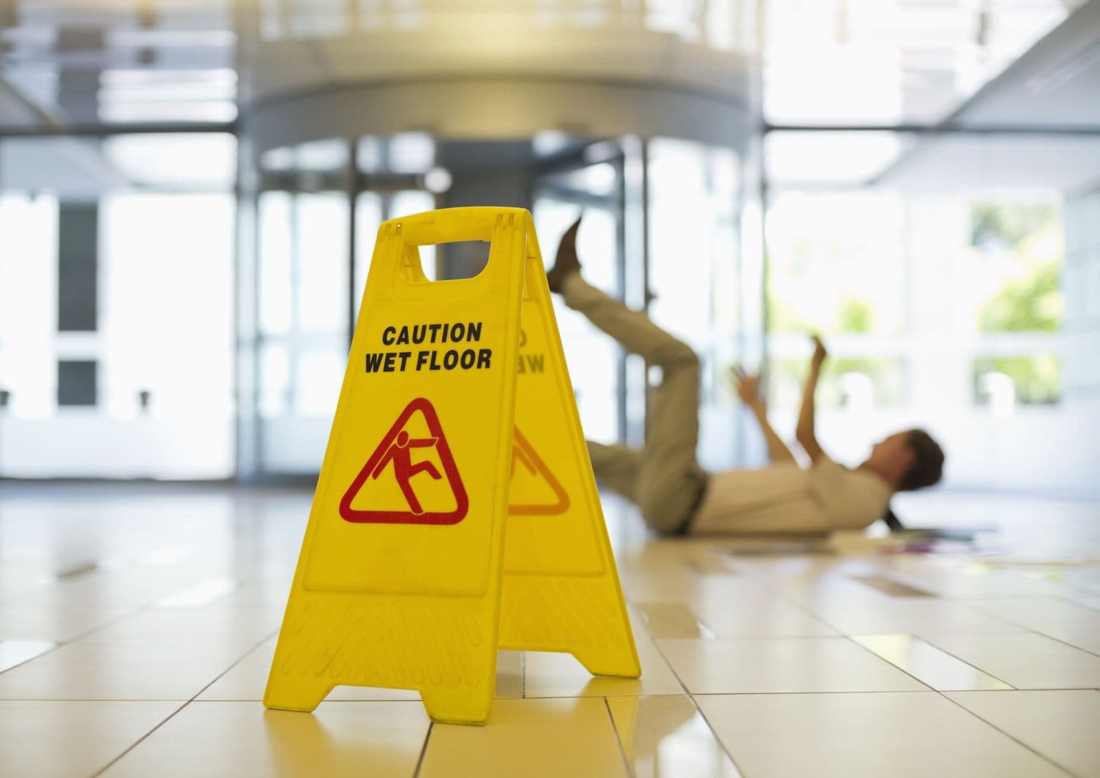 Imagen de una pizarra amarilla que dice precaución suelo mojado. Los accidentes ocurren y, cuando ocurren, pueden provocar lesiones inesperadas que le dejan física y emocionalmente angustiado. Los accidentes por resbalones y caídas son comunes, pero enfrentarse a las consecuencias legales puede ser abrumador y confuso. ¿Se ha resbalado alguna vez y se ha caído debido a la negligencia de otra persona? ¿Ha sufrido lesiones que han trastornado su vida, le han causado problemas económicos y le han hecho sentirse impotente? No deje que los responsables se salgan con la suya. R&G Personal Injury Lawyers está aquí para ayudarle. Nuestro equipo de abogados expertos en resbalones y caídas sabe cómo navegar por el complejo sistema legal y luchar por sus derechos. Trabajaremos sin descanso para responsabilizar a las partes negligentes y ayudarle a conseguir la indemnización que se merece. Con nuestra experiencia a su lado, puede centrarse en curarse mientras nosotros nos encargamos de la batalla legal. No sufra en silencio. Póngase en contacto con R&G Personal Injury Lawyers hoy mismo y permítanos luchar por la justicia en su nombre.
