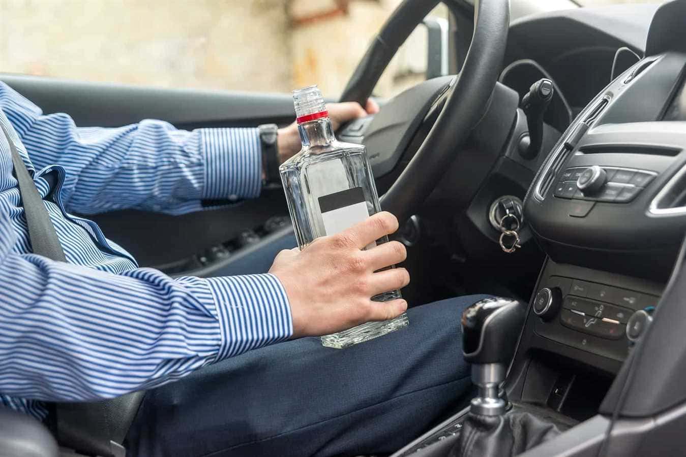 Imagen de un hombre conduciendo con una bebida alcohólica en la mano. Sufrir lesiones por la negligencia de otra persona no sólo es doloroso, sino que también puede hacerle sentir impotente. Encontrar al abogado de lesiones personales adecuado para luchar por sus derechos y obtener la indemnización que merece puede ser una tarea desalentadora. Tratar con compañías de seguros, papeleo legal y facturas médicas crecientes puede añadir más estrés a una situación ya de por sí difícil. Sin una representación legal experta, puede acabar conformándose con menos de lo que realmente se merece. No busque más. R&G Personal Injury Lawyers son los mejores abogados de lesiones personales cerca de usted. Con un historial probado de representar con éxito a innumerables clientes, tenemos la experiencia y los conocimientos necesarios para navegar por procesos legales complejos. Nuestro dedicado equipo luchará incansablemente en su nombre, asegurándose de que reciba la máxima compensación por sus lesiones. No deje que nadie se aproveche de su dolor y sufrimiento. Póngase en contacto con R&G Personal Injury Lawyers hoy mismo y deje que le ayudemos a obtener la justicia y la indemnización que se merece.