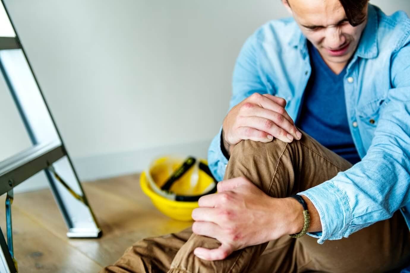 Imagen de un hombre sujetándose la rodilla. Los accidentes pueden ocurrir en cualquier lugar, en cualquier momento, y provocar lesiones graves. Cuando usted experimenta un accidente de resbalón y caída, puede ser abrumador lidiar con el dolor físico, el estrés emocional y la carga financiera que sigue. Los accidentes de resbalón y caída pueden dejarle con facturas médicas, salarios perdidos, y dolor y sufrimiento continuos. El proceso legal puede ser complejo e intimidante, por lo que es difícil de navegar por su cuenta. Sin una representación adecuada, es posible que no reciba la indemnización que merece por sus lesiones. R&G Personal Injury Lawyers está aquí para ayudarle. Nuestro experimentado equipo de abogados especializados en resbalones y caídas entiende los retos a los que se enfrenta después de un accidente. Lucharemos incansablemente para proteger sus derechos y asegurarnos de que reciba la máxima indemnización por sus lesiones. Con nuestra experiencia a su lado, usted puede concentrarse en sanar mientras nosotros manejamos todos los aspectos de su caso. No deje que un accidente de resbalón y caída descarrile su vida. Póngase en contacto con R&G Personal Injury Lawyers hoy para una consulta gratuita. Estamos dedicados a ayudarle a volver sobre sus pies - tanto física como financieramente.
